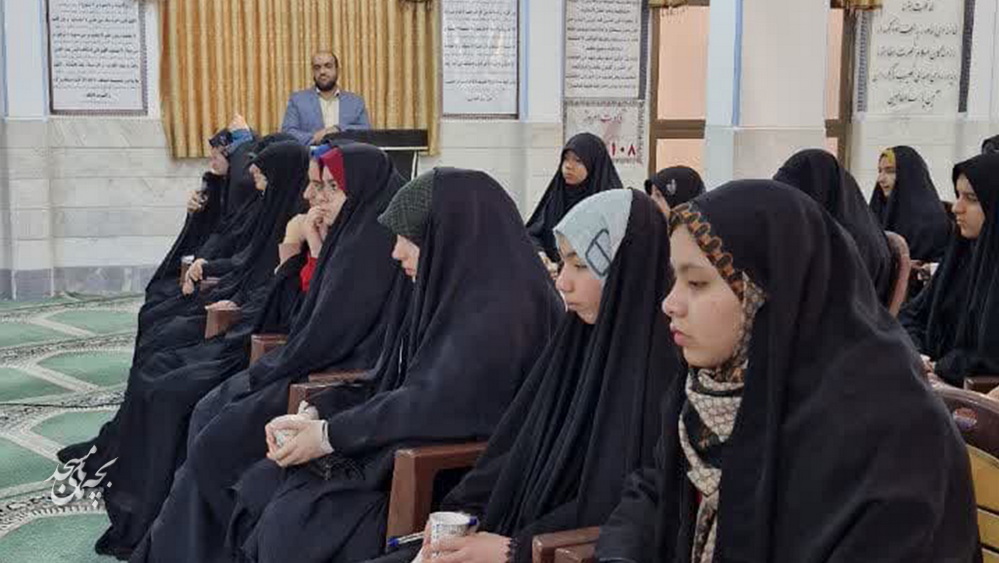 نشست صميمي کادر نوجوان کانون هاي مساجد قم با مديرکل آموزش و پرورش استان قم