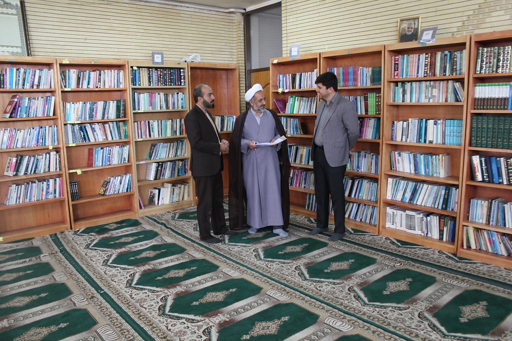 مدير ستاد فهماي چهارمحال و بختياري به مناسبت هفته کتاب از کتابخانه هاي مساجد بازديد کرد