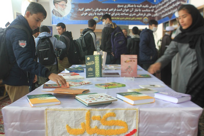 در آستانه ميلاد حضرت زينب(س)؛ گشايش مايشگاه کتاب "دروازه معرفت ها " به همت کانون فرهنگي هنري چهارده معصوم (عليهم السلام) روستاي قلعه خان