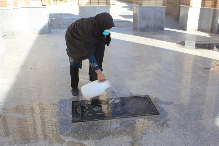 غبار روبي مزار شهداي روستاي بزنج به همت ارکان مسجد در اسفراين