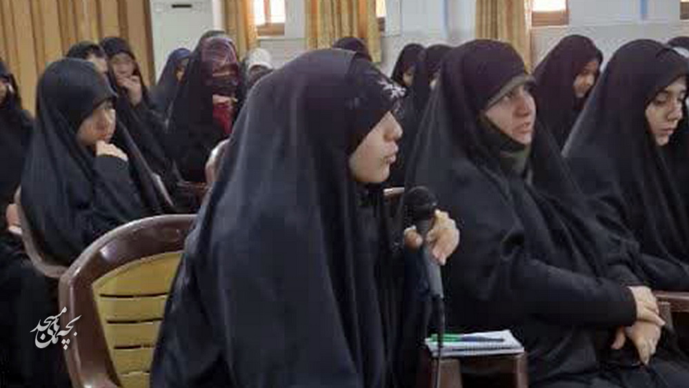 نشست صميمي کادر نوجوان کانون هاي مساجد قم با مديرکل آموزش و پرورش استان قم