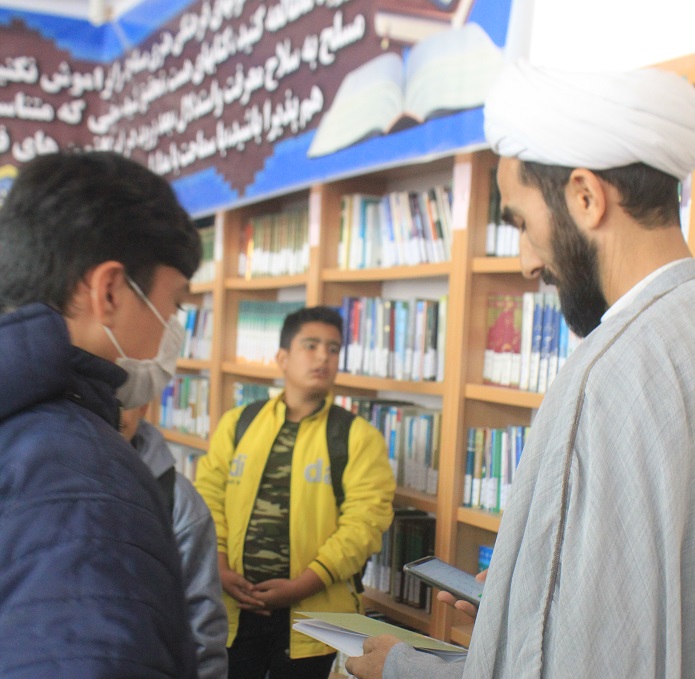در آستانه ميلاد حضرت زينب(س)؛ گشايش مايشگاه کتاب "دروازه معرفت ها " به همت کانون فرهنگي هنري چهارده معصوم (عليهم السلام) روستاي قلعه خان
