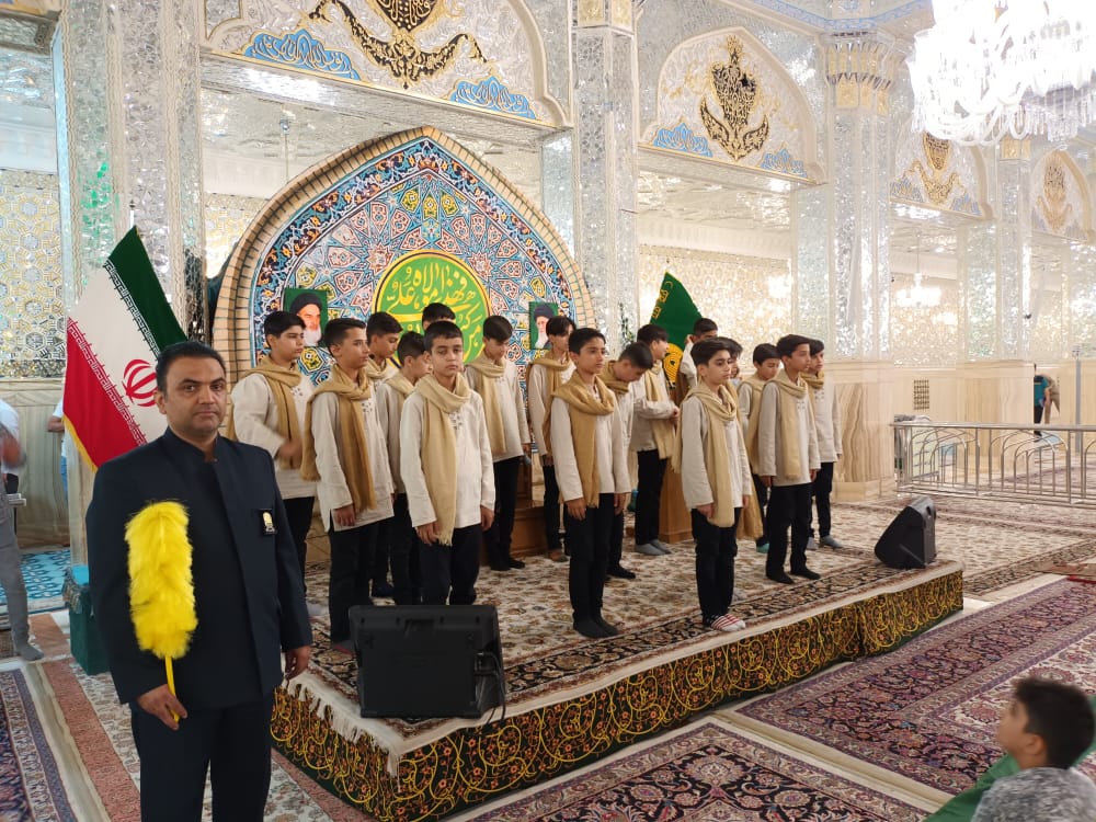 به مناسبت عيد غدير، اجراي گروه سرود «نسيم ولايت» بجنورد در حرم مطهر رضوي