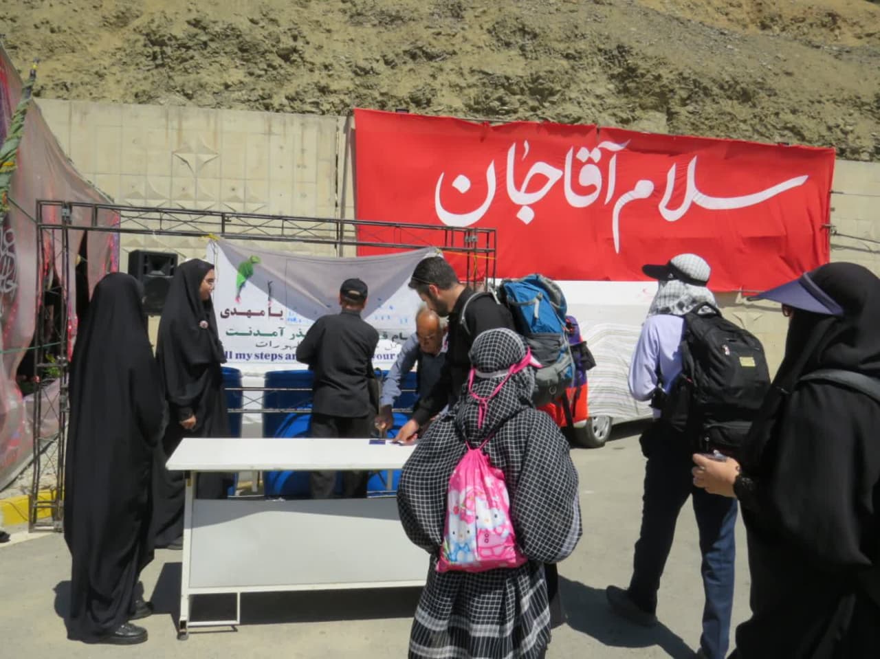اعضاي کانون‌هاي سحاب و مکتب الصادق شهرستان محمديار هم زائرين اربعين را در مرز تمرچين بدرقه کردند