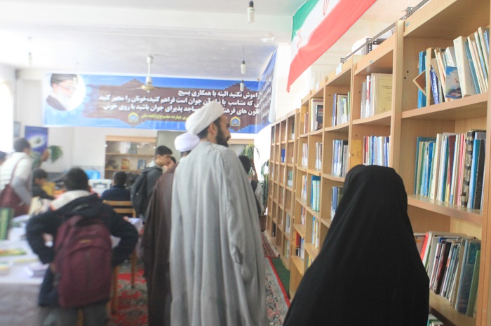 در آستانه ميلاد حضرت زينب(س)؛ گشايش مايشگاه کتاب "دروازه معرفت ها " به همت کانون فرهنگي هنري چهارده معصوم (عليهم السلام) روستاي قلعه خان