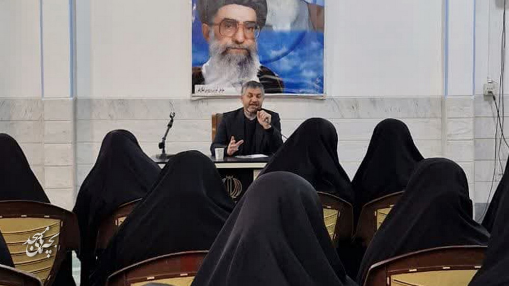 نشست صميمي کادر نوجوان کانون هاي مساجد قم با مديرکل آموزش و پرورش استان قم