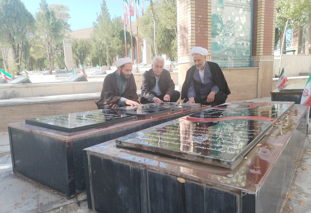 تجديد ميثاق مدير و کارکنان ستاد هماهنگي کانونهاي فرهنگي هنري مساجد چهارمحال و بختياري با شهدا