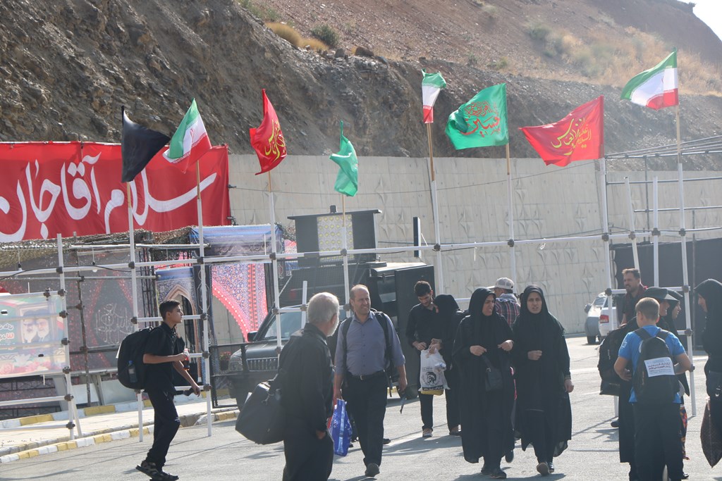 اعضاي کانون‌هاي سحاب و مکتب الصادق شهرستان محمديار هم زائرين اربعين را در مرز تمرچين بدرقه کردند