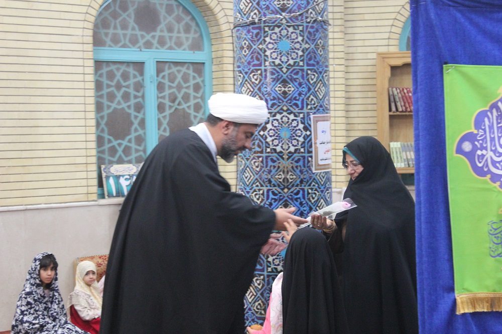 در جشن ميلاد حضرت فاطمه زهرا (سلام الله عليها) از فعالان خواهر کانون فرهنگي هنري ذوالفقار تجليل شد