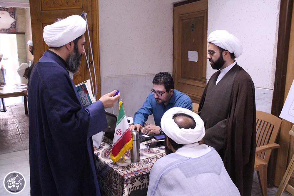 گردهمايي ائمه جماعات مساجد اصفهان همراه با ميز خدمت ستاد کانون هاي مساجد استان