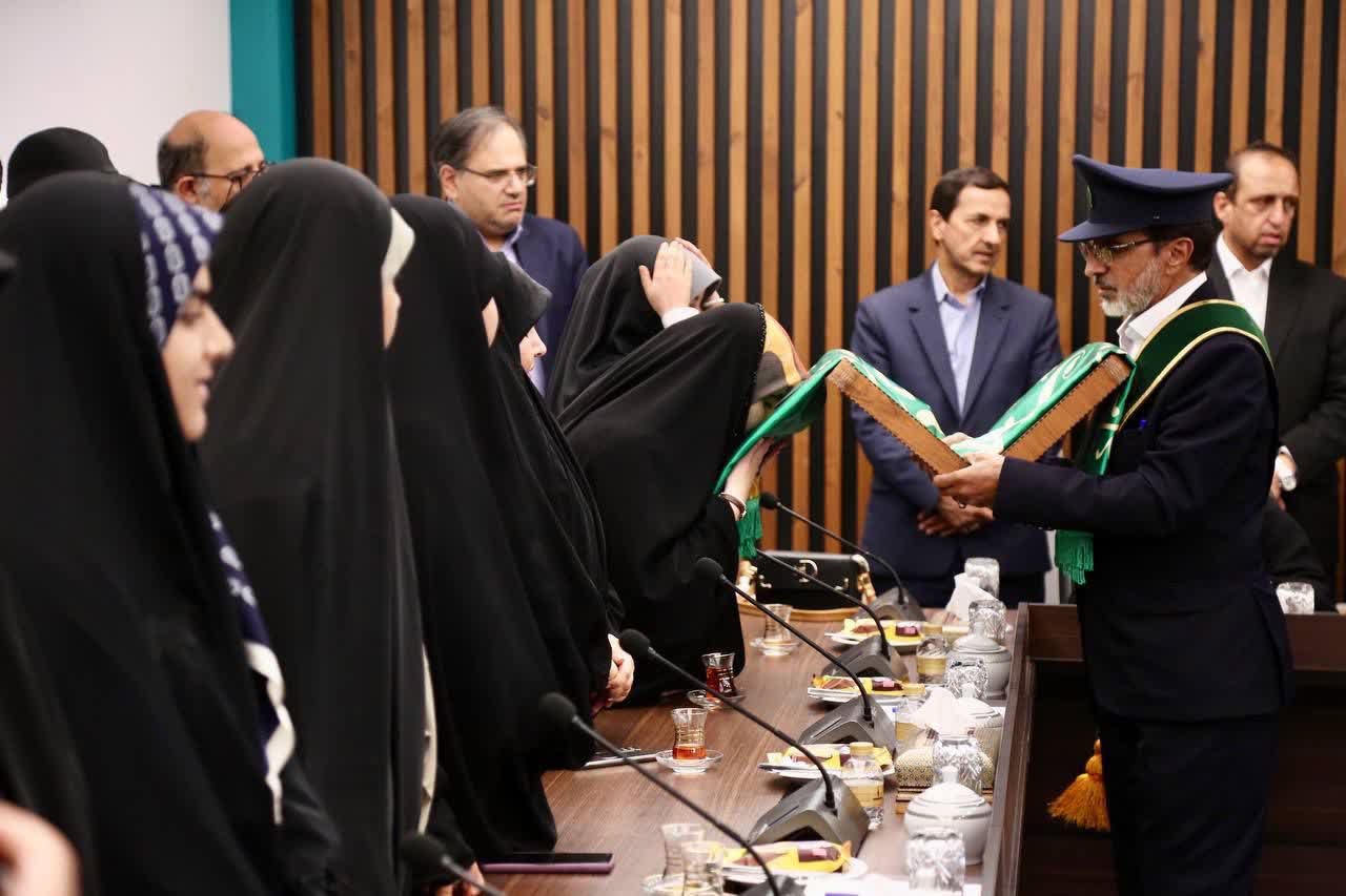 تکريم وزير فرهنگ و ارشاد اسلامي از دختران شهداي کانون هاي مساجد