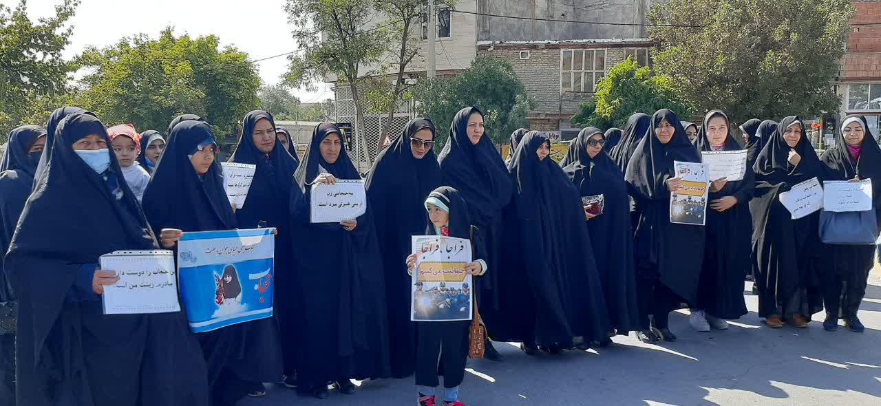 دختران نوجوان مسجدي در شهر راز با تاسي از شهدا وارد ميدان مقابله با اسلام ستيزي شدند