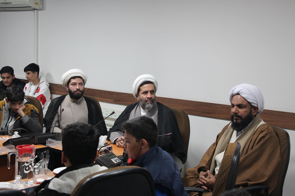 نشست صميمي کادر نوجوان کانون هاي مساجد قم با معاون آموزش حوزه علميه