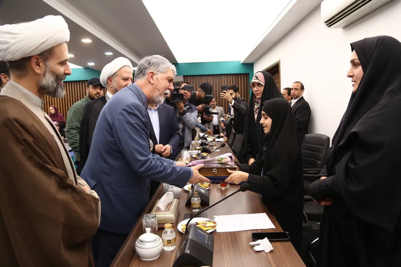 تکريم وزير فرهنگ و ارشاد اسلامي از دختران شهداي کانون هاي مساجد