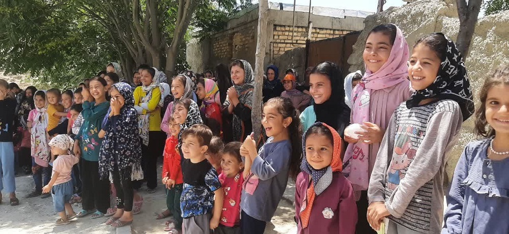 خنده هاي غديرانه کودکان در روستاي "توپ چنار" مانه و سملقان به همت اهالي مسجد