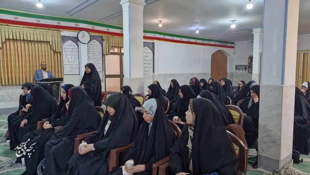 نشست صميمي کادر نوجوان کانون هاي مساجد قم با مديرکل آموزش و پرورش استان قم