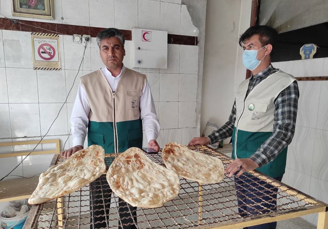 توزيع نان رايگان به مناسبت ميلاد امام حسن مجتبي (عليه السلام) در اسفراين