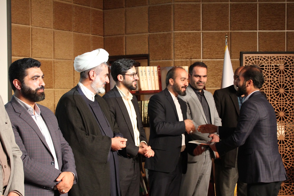 تجليل از کتابداران کتابخانه هاي مساجد با حضور استاندار چهارمحال و بختياري