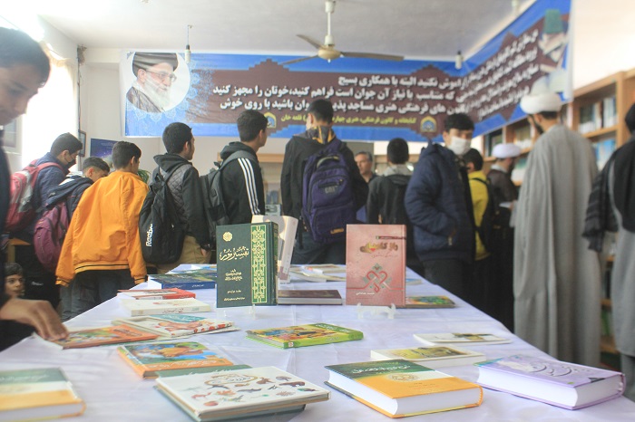 در آستانه ميلاد حضرت زينب(س)؛ گشايش مايشگاه کتاب "دروازه معرفت ها " به همت کانون فرهنگي هنري چهارده معصوم (عليهم السلام) روستاي قلعه خان