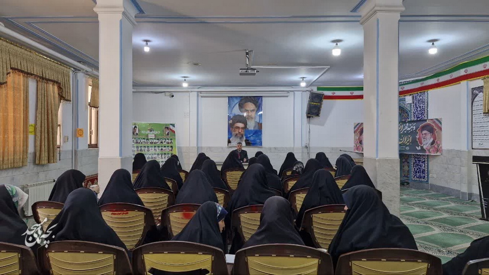 نشست صميمي کادر نوجوان کانون هاي مساجد قم با مديرکل آموزش و پرورش استان قم