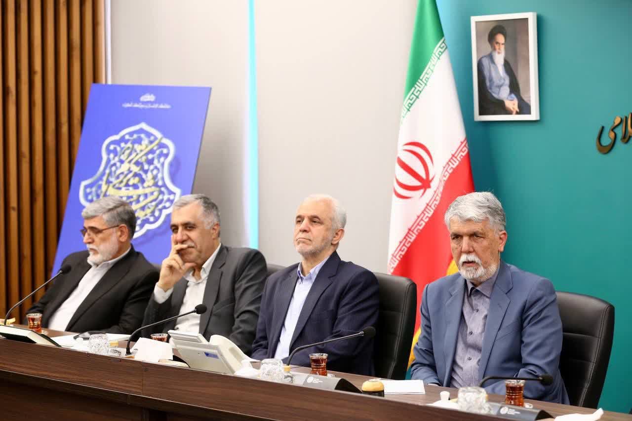 تکريم وزير فرهنگ و ارشاد اسلامي از دختران شهداي کانون هاي مساجد