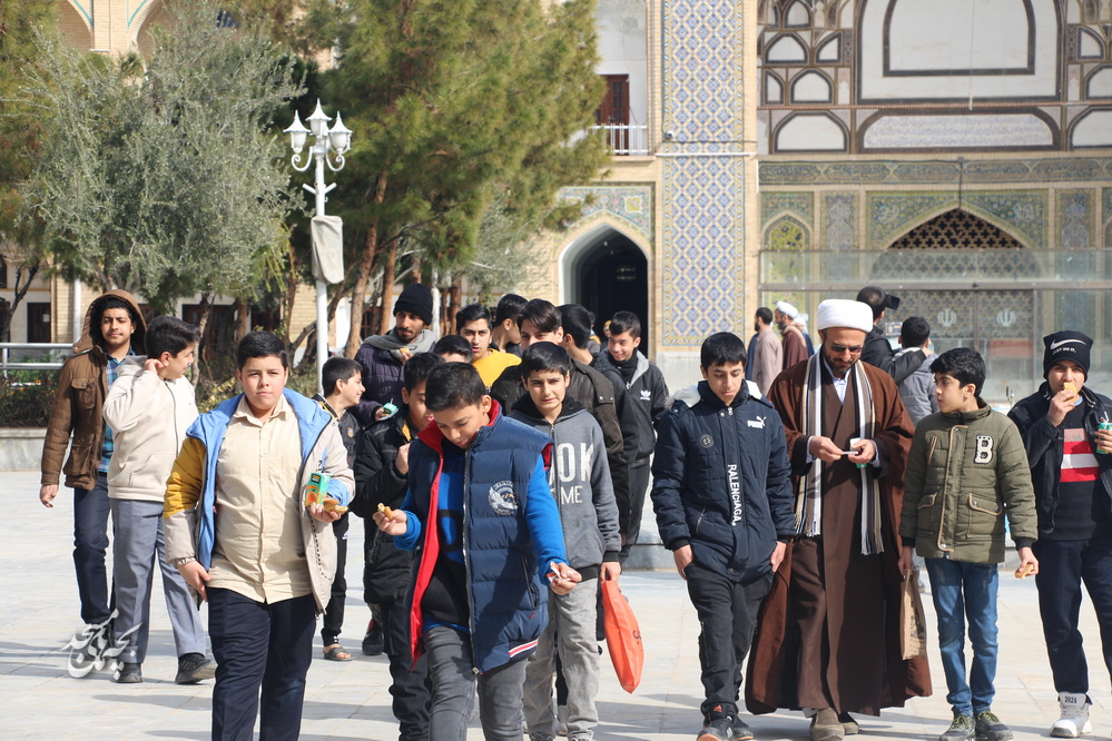 بازديد کادر نوجوان کانون هاي فرهنگي هنري مساجد استان قم از مدرسه علميه فيضيه و مرکز اسناد حوزه و روحانيت