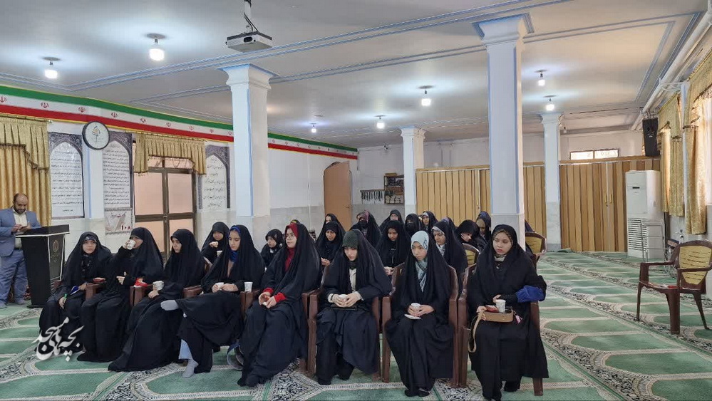 نشست صميمي کادر نوجوان کانون هاي مساجد قم با مديرکل آموزش و پرورش استان قم