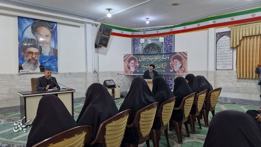 نشست صميمي کادر نوجوان کانون هاي مساجد قم با مديرکل آموزش و پرورش استان قم