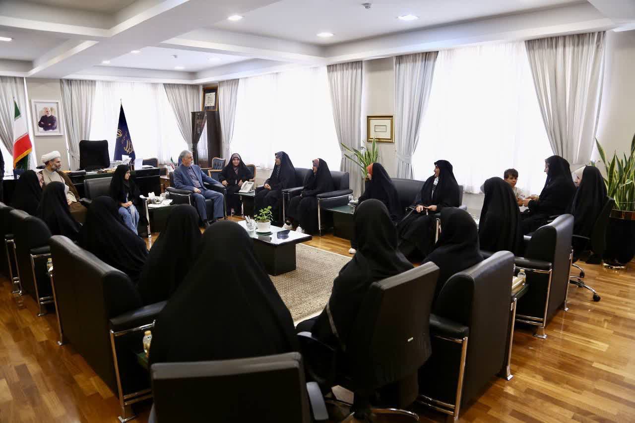 تکريم وزير فرهنگ و ارشاد اسلامي از دختران شهداي کانون هاي مساجد