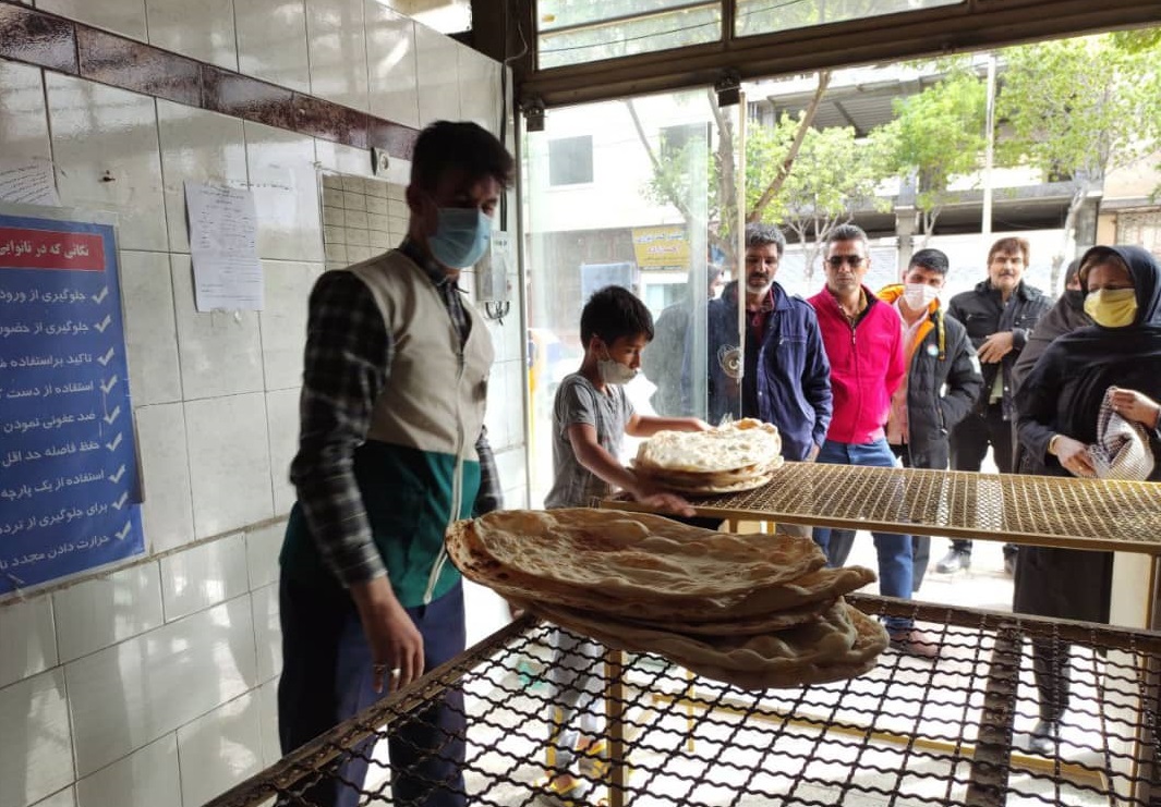 توزيع نان رايگان به مناسبت ميلاد امام حسن مجتبي (عليه السلام)