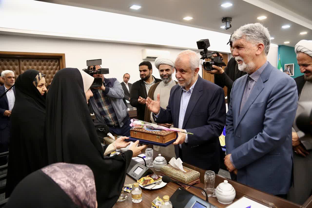 تکريم وزير فرهنگ و ارشاد اسلامي از دختران شهداي کانون هاي مساجد
