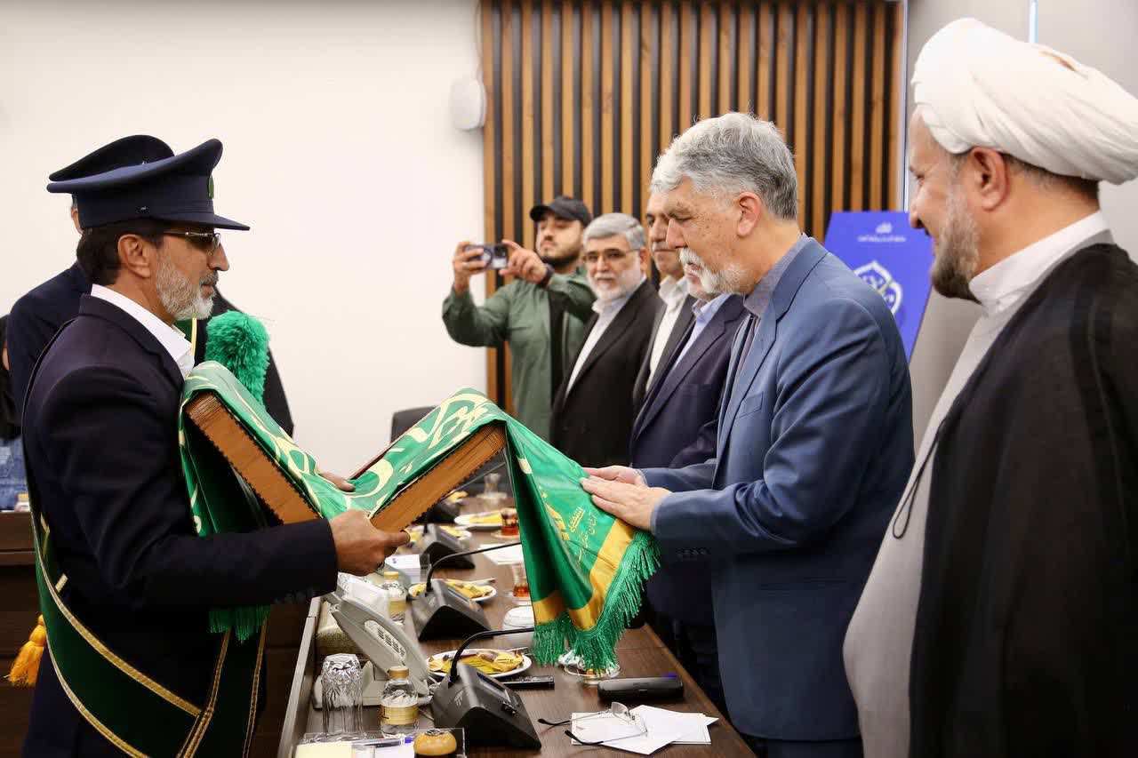 تکريم وزير فرهنگ و ارشاد اسلامي از دختران شهداي کانون هاي مساجد