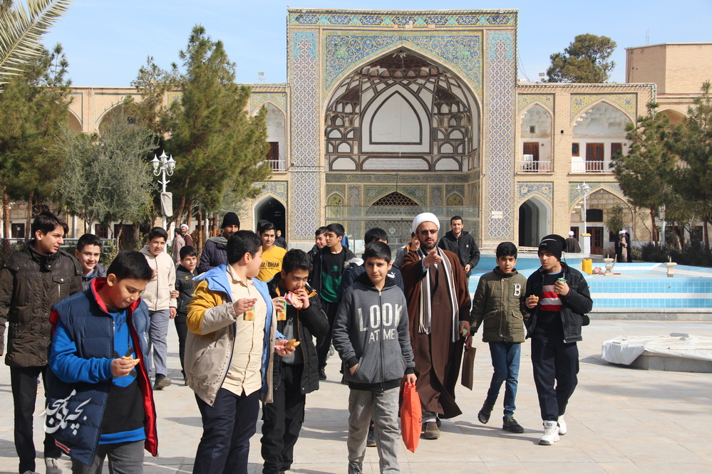 بازديد کادر نوجوان کانون هاي فرهنگي هنري مساجد استان قم از مدرسه علميه فيضيه و مرکز اسناد حوزه و روحانيت
