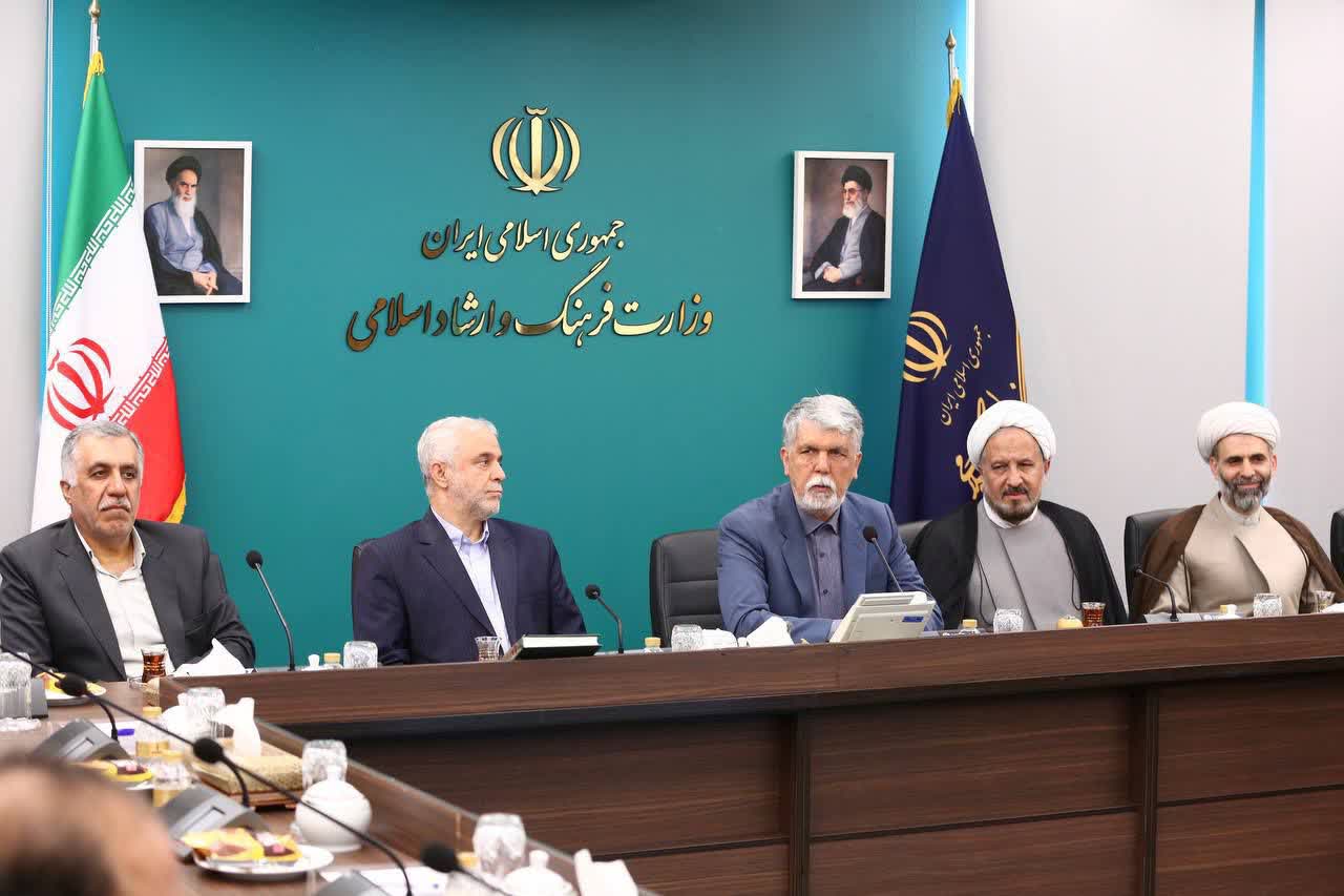 تکريم وزير فرهنگ و ارشاد اسلامي از دختران شهداي کانون هاي مساجد