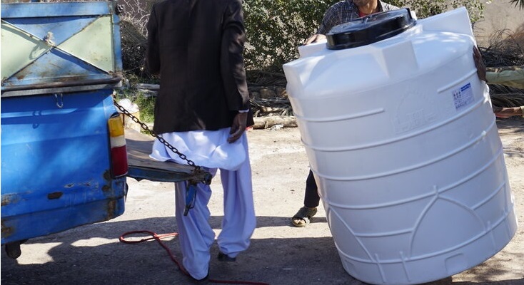 اهدای یک تانکر آب به مردم منطقه هیرمند سیستان و بلوچستان توسط بچه های مسجد