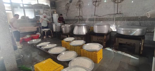 ۱۵۰۰ پرس غذای گرم در مسجد امام حسین(ع) کوی فرهنگ زنجان پخت و توزیع شد