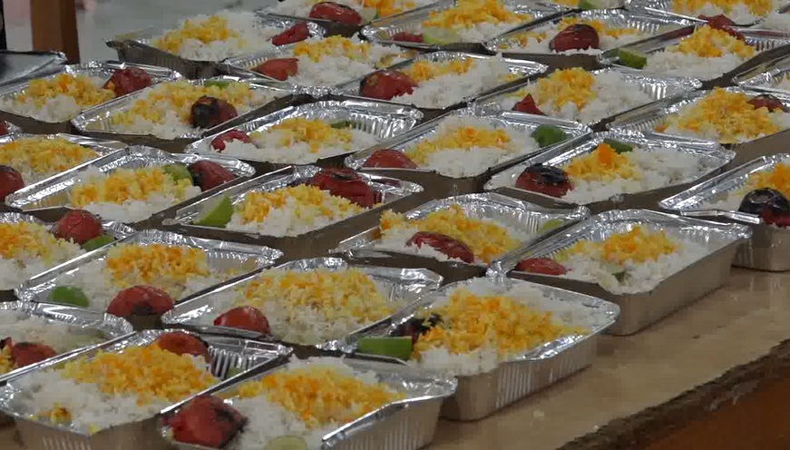 توزیع ۳۰۰۰ پرس غذای گرم به همت کانون «الزهرا (س)» جهرم میان نیازمندان