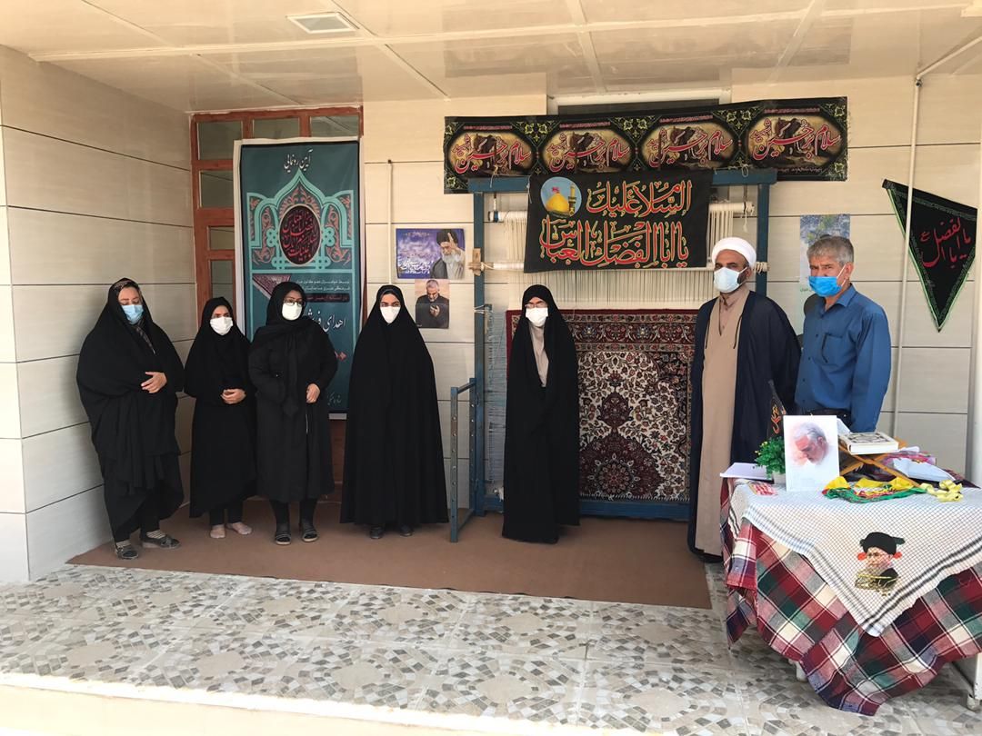 فرش بافته شده به همت 12 تن از بانوان عضو در کانون‌هاي مساجد استان ايلام به حرم علمدار کربلا مي‌رود