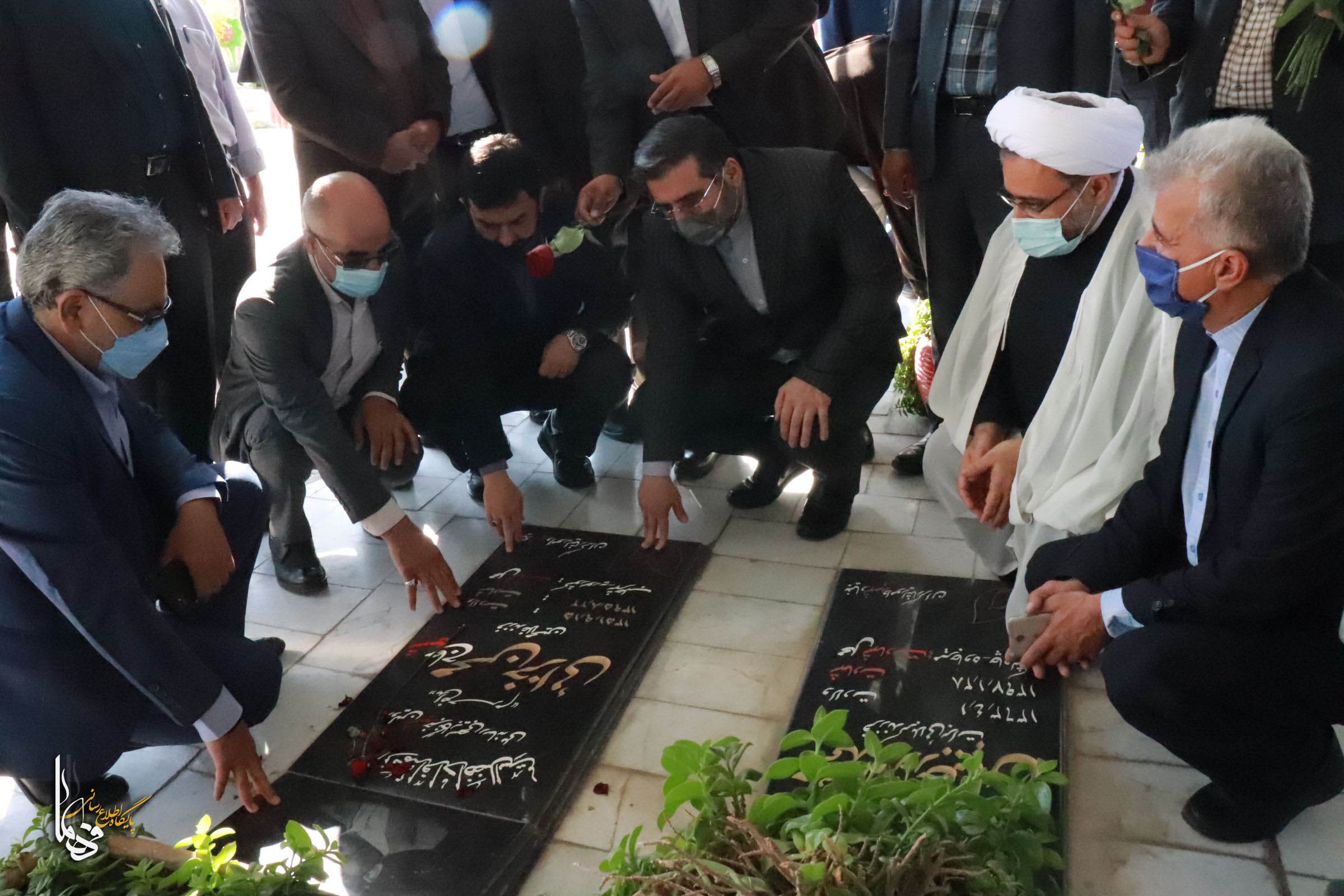 حضور وزير فرهنگ و ارشاد اسلامي و هيات همراه در گلزار شهداي شهر زاهدان