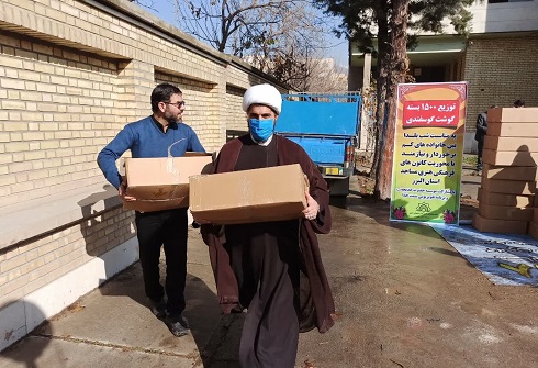 همدلی بچه‌های مسجد با نیازمندان در آستانه شب چله/۱۵۰۰ بسته گوشت توزیع شد