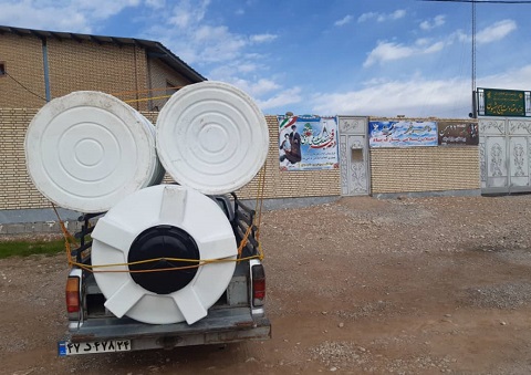 توزیع مخازن هزار لیتری آب در روستاهای محروم دزفول
