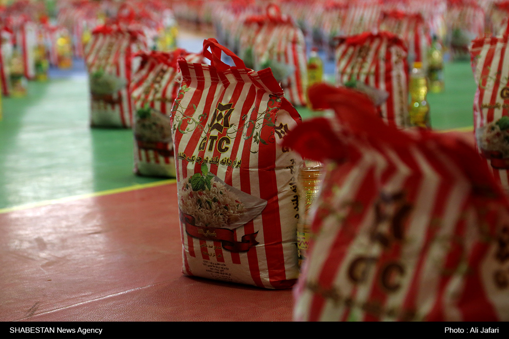 توزیع بسته معیشتی و طبخ غذای گرم در محله «سلطان آباد» به همت کانون «شهدای سلطان آباد» شیراز