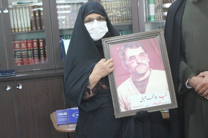 تکريم خواهر شهيد «جان محمد عميق» از شهداي آزادسازي خرمشهر در قاب شکوه مادري
