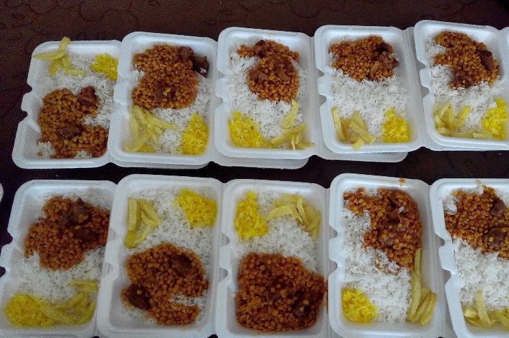 اطعام غدیر با پخت ۳۰۰ پرس غذای گرم توسط «کانون خاتم الاوصیای» گچساران/ تصاویر