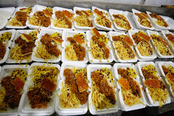 اطعام غدیر با پخت ۴۰۰ پرس غذای گرم توسط «کانون آل یاسین» گچساران/ تصاویر