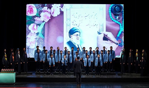 بچه‌های مسجد سرود ۱۲۰ نفره یدبیضاء را به رهبر معظم انقلاب تقدیم کردند
