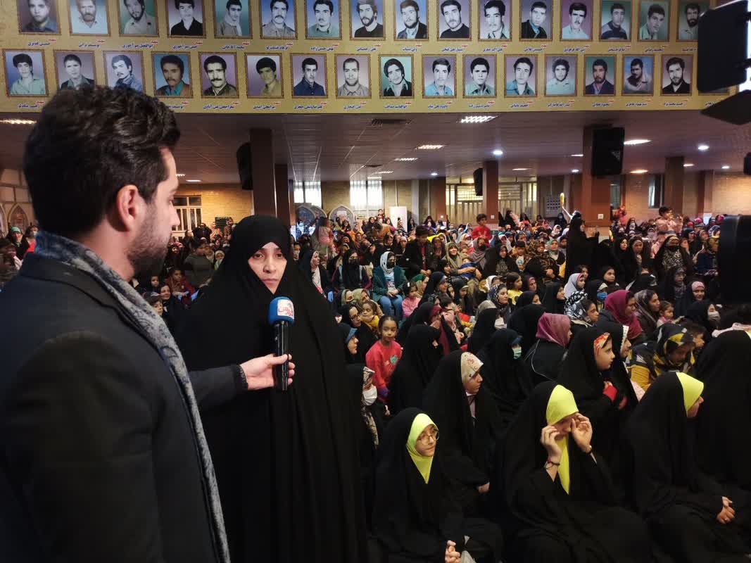 جشن ميلاد حضرت زهرا (س) با حضور دختران و زنان انقلابي در مصلي ماهدشت برگزار شد