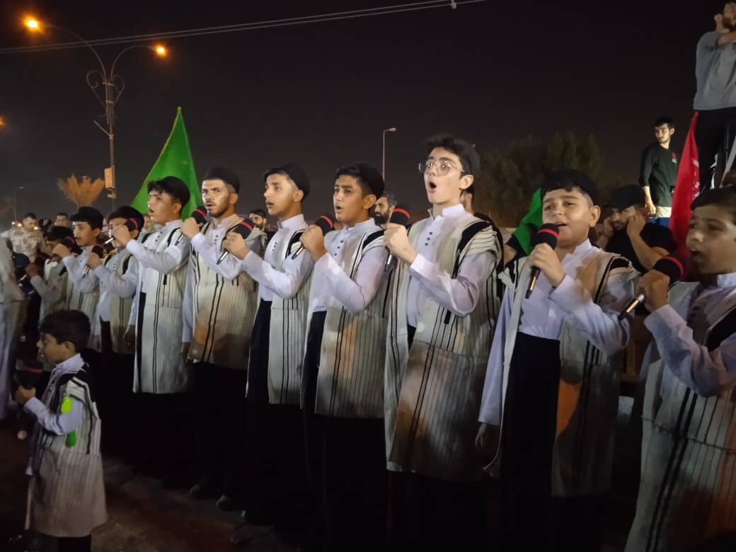 دميدن «هواي تازه، هواي بهاري» در راهپيمايي اربعين حسيني با اجراي گروه سرود نسيم صبا