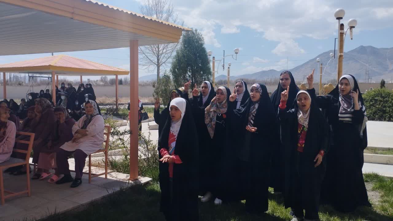 حضور گروه سرود و اعضاي کانون خواهران کوثر الزهرا (س) در کنار سالمندان