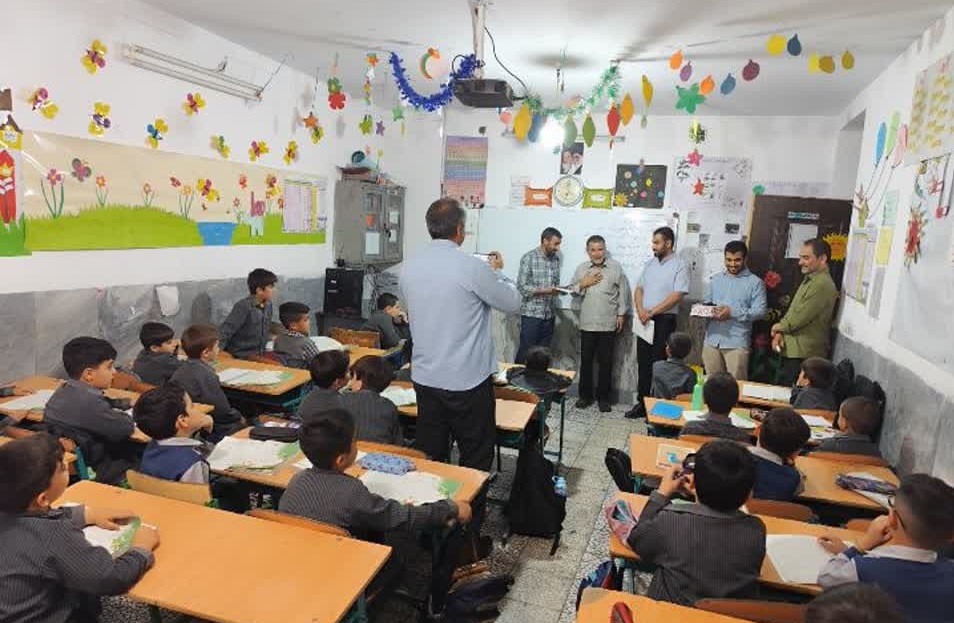 تجليل بيش از ۱۷۰۰ معلم در قم به همت بچههاي مسجد